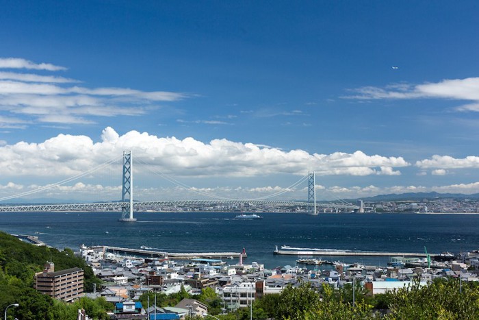 遠くに見える明石海峡大橋