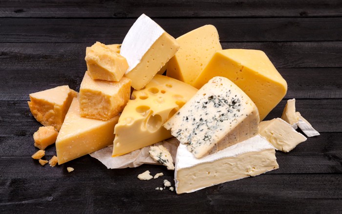 さまざまな種類のチーズが並んでいる様子