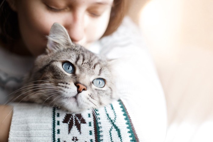 猫を抱く女性