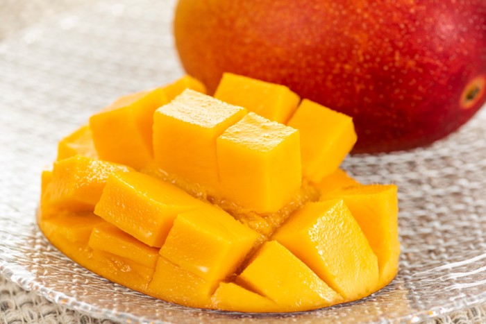 ガラスのお皿の上に置かれたマンゴー