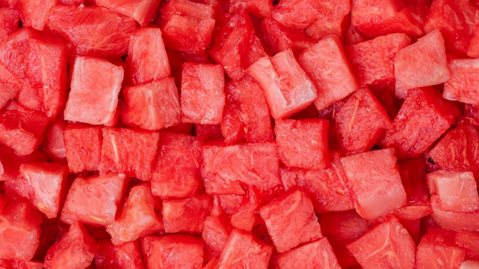 小さくサイコロ状にカットされたスイカ