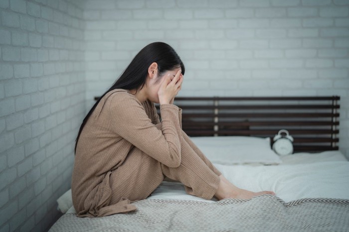 泣く女性
