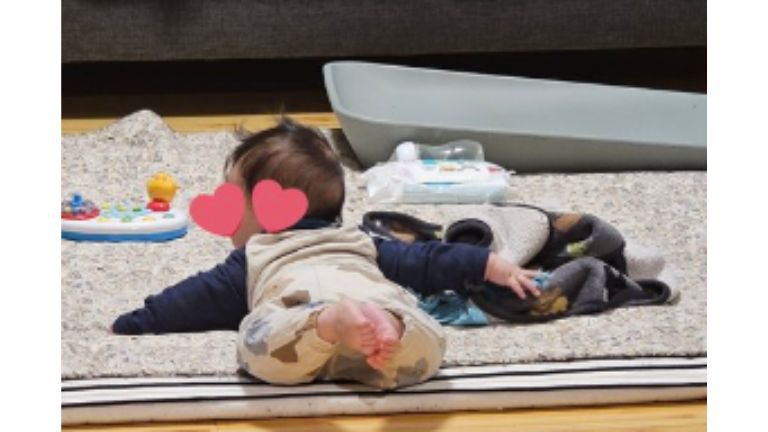 遊んでいる赤ちゃん