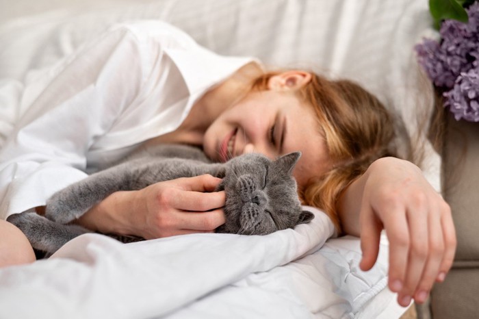 女性とくつろぐ猫