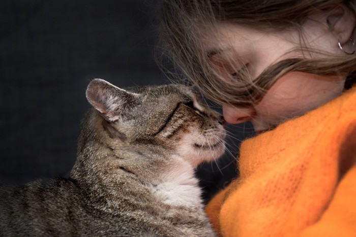 女性と猫