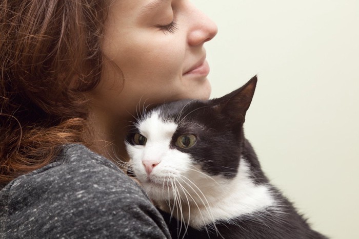 猫を抱きしめる女性