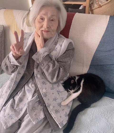 おばあちゃんと隣に座る猫