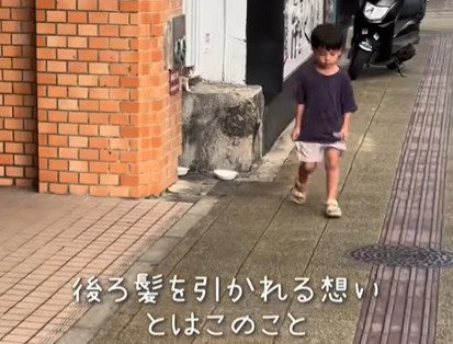 子猫に背を向ける少年