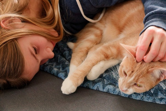 女性と寄り添う猫