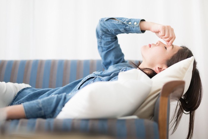 寝込む女性