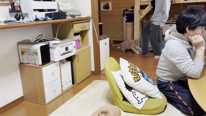 画面右端に頬杖をついた男性