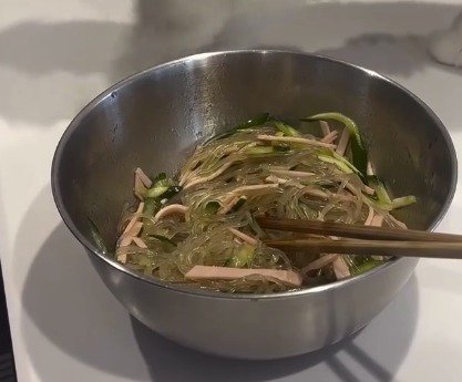 ハムときゅうりが入ったサラダ