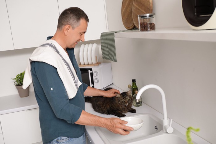 食器を洗う男性