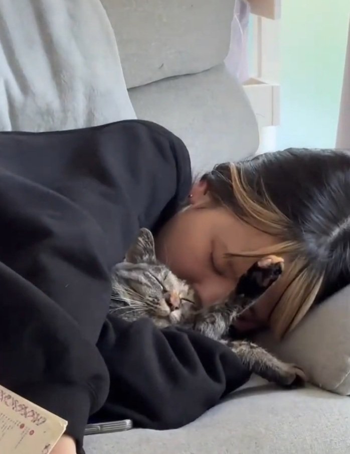 添い寝するステラちゃん