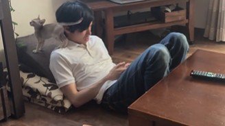 肩から降りようとする猫