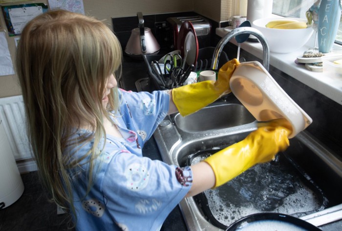 猫の食器を洗う女の子