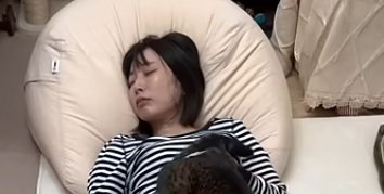 眠っているママ