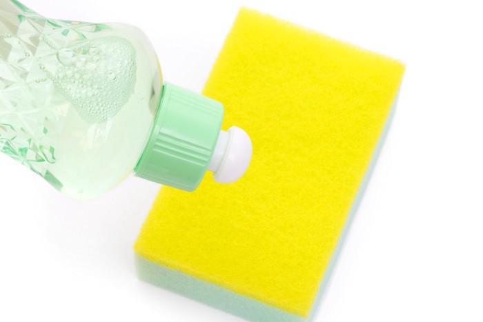 スポンジに洗剤を付けている
