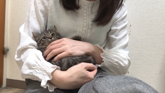 赤ちゃん抱っこのアズマくん