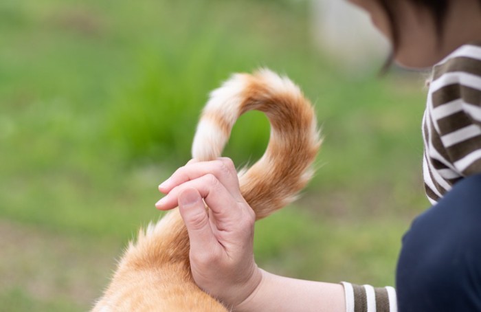 おしりトントンする女性