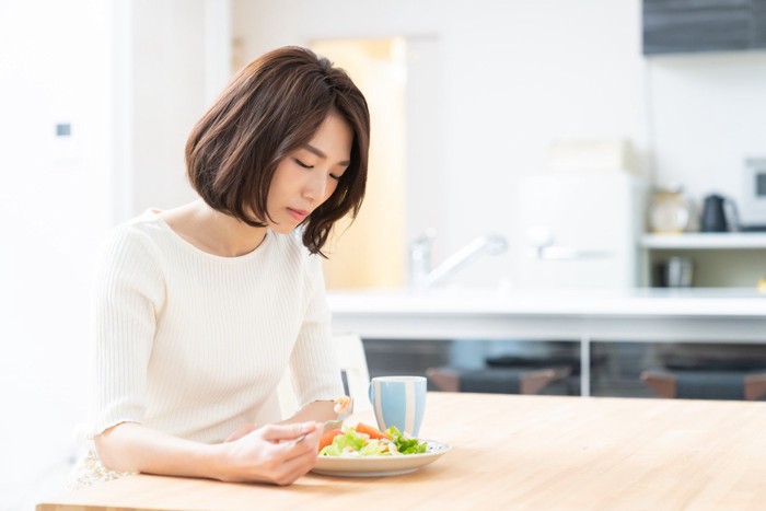 食欲不振な女性