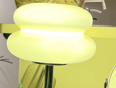 灯りのついているスタンドライト