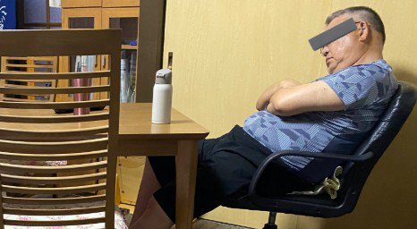 男性が椅子でうたた寝