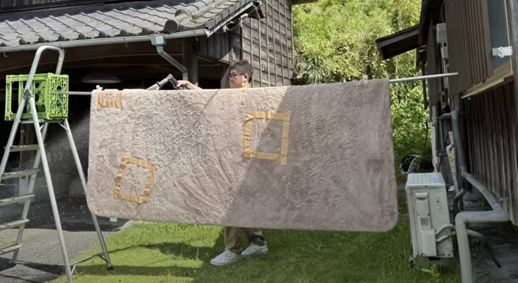 カーペットを洗う男性