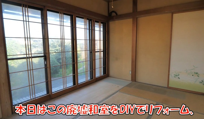 窓枠とふすまが写る和室(本日はこの廃墟和室をDIYでリフォーム、)