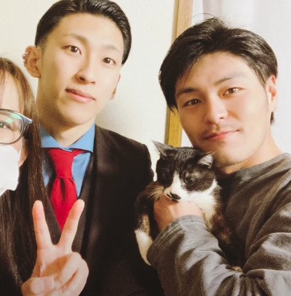 抱っこされるきいちゃんと家族の記念写真