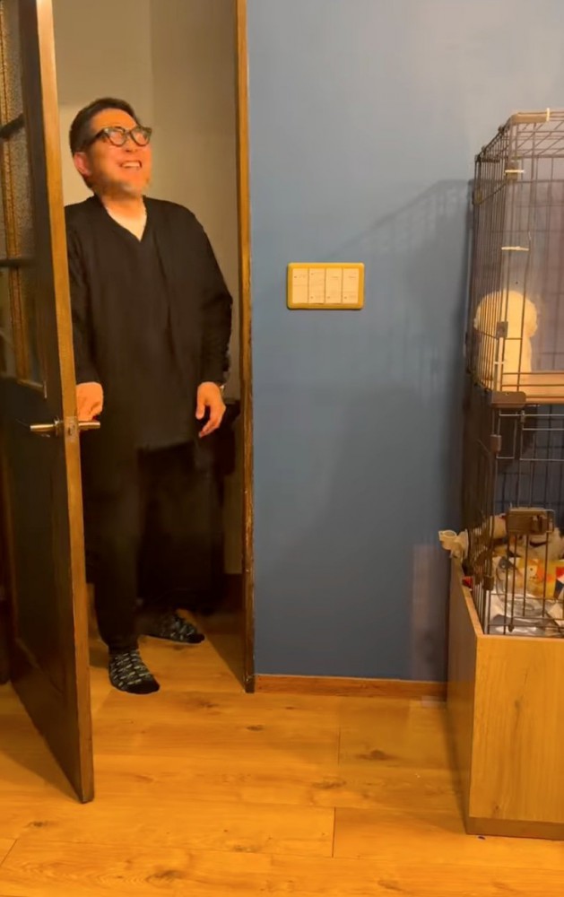 喜ぶ男性