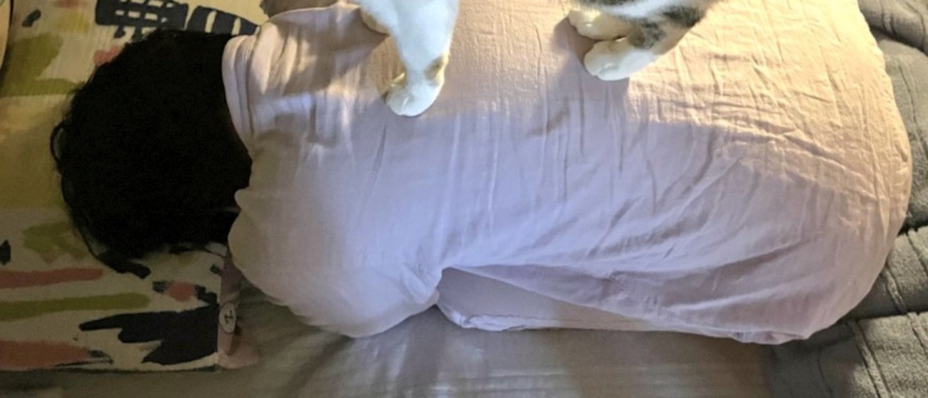 うつ伏せで丸まるお母さん