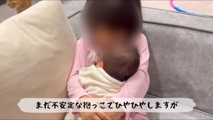 赤ちゃんを抱っこする女の子