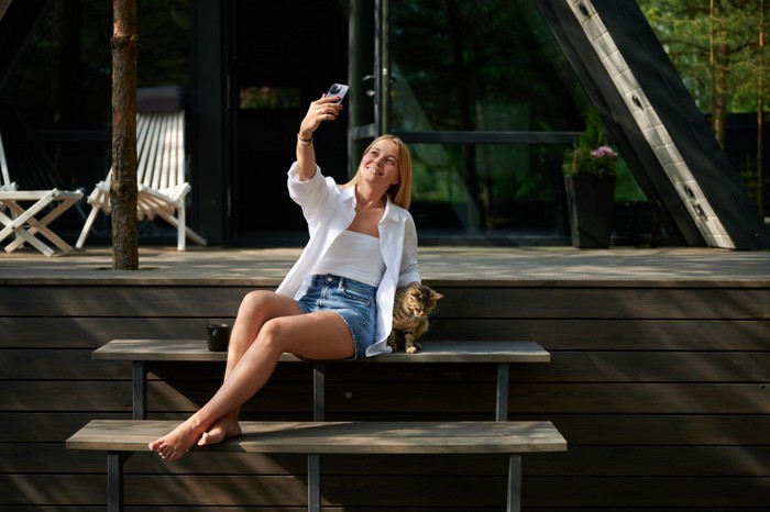 自撮り女性と猫