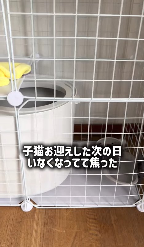 ケージの中にあるトイレとお皿