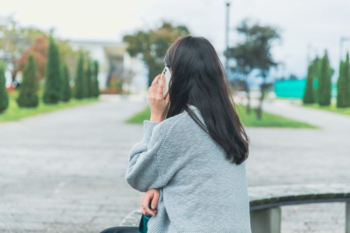 電話をかける人