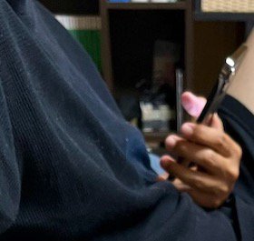 スマホを眺める男性