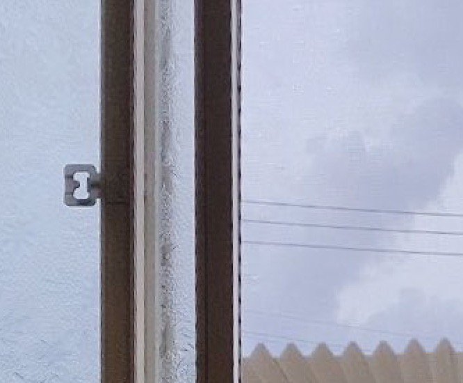 窓の外から見える青空