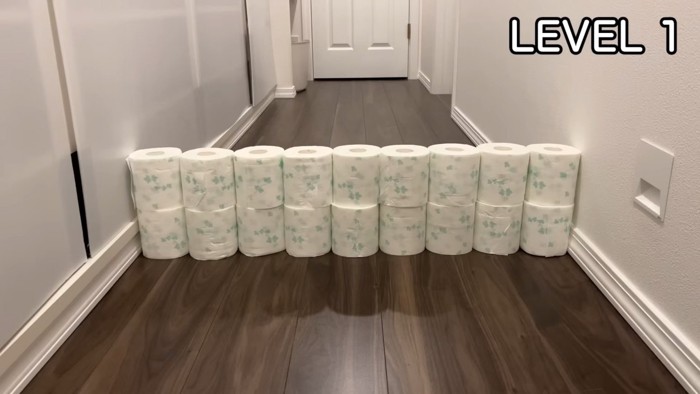 廊下にならんだトイレットペーパー