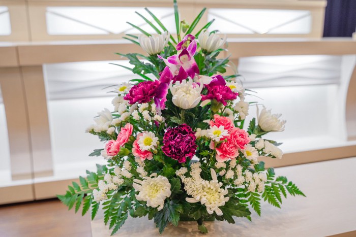 窓際に置かれた花束