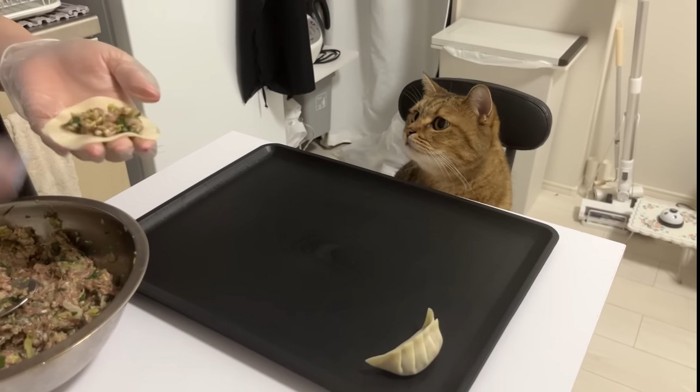 少し上を向いて