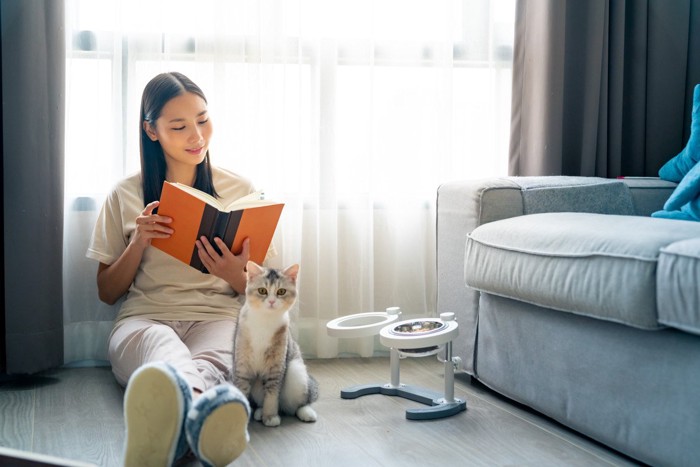 本を読む女性と猫