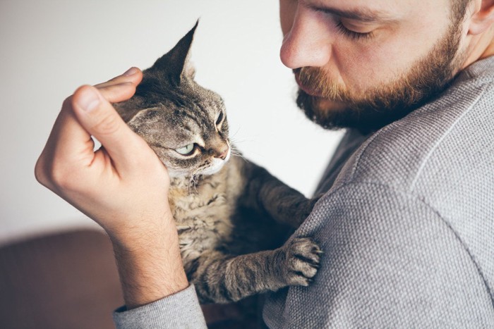 猫を抱く男性