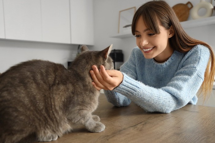 女性と猫