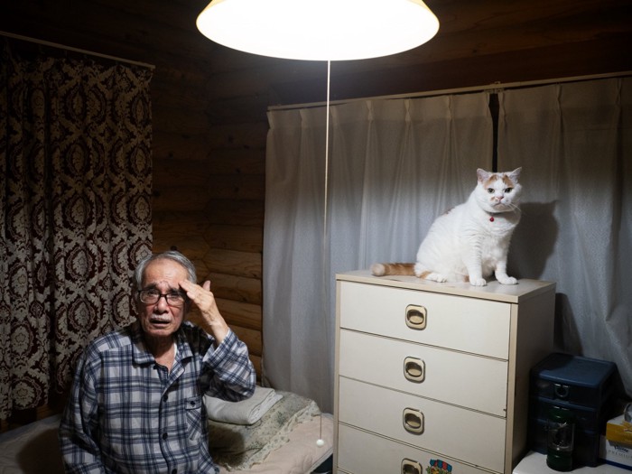 痛がる男性と猫