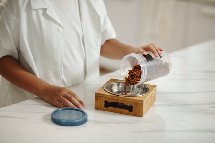 ペットフードを準備する人