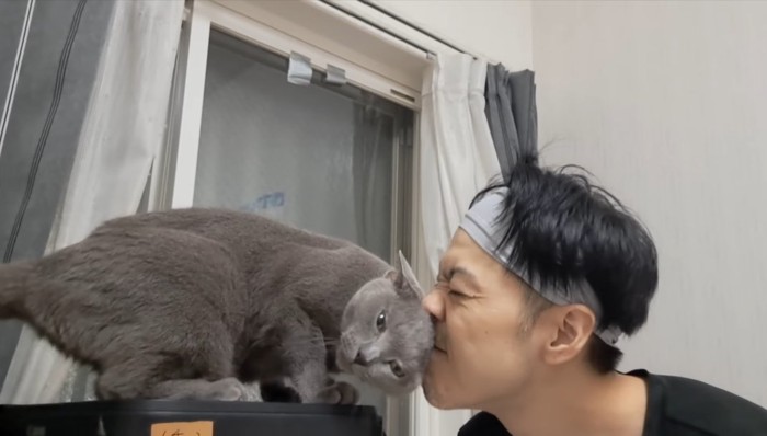 右を向いて頭突き