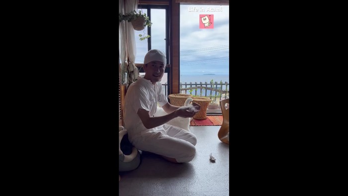 こちらを見るボブさん