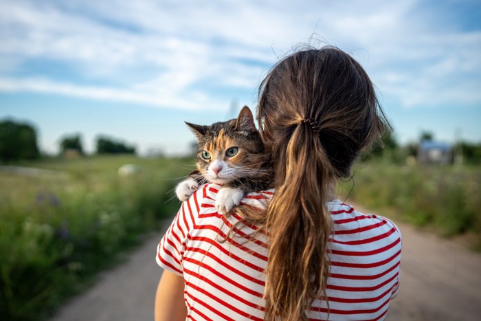 猫を抱く人