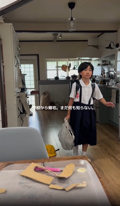 家に帰ってきた女の子